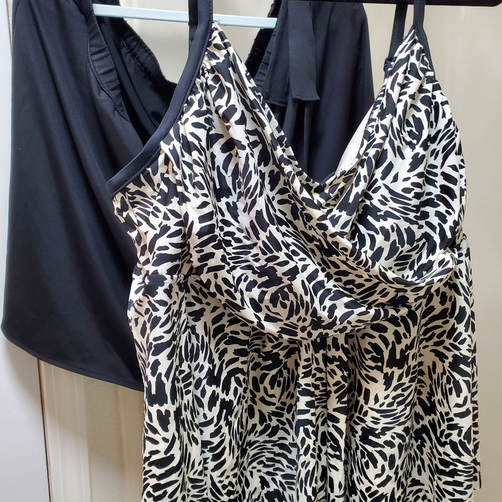 Size 22 and 3X women's 2 piece bathing suit 20$